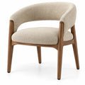 Chaise beige à dossier enveloppant ouvert et structure marron