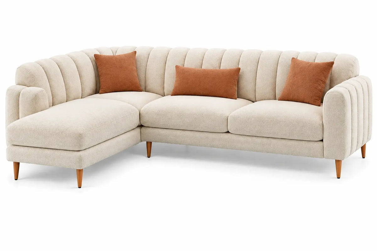 Canapé d'angle beige à méridienne rainurée et coussins terre cuite